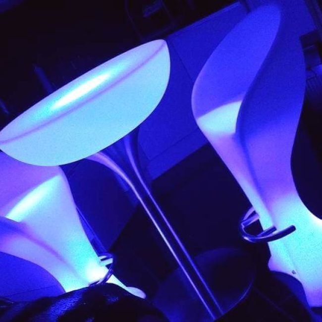 Table haute lumineuse avec chaises de bar lumineuses pour une ambiance glamour à Dijon