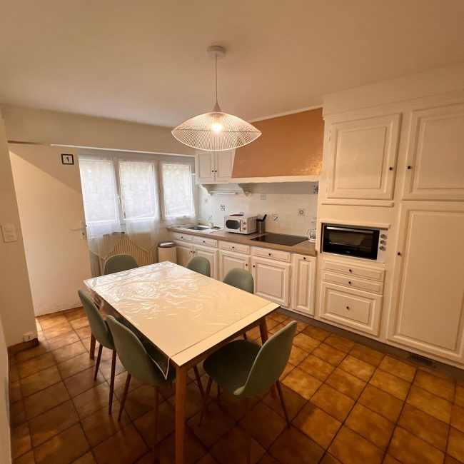 espace-cuisine-equipee-location-appartement-la-bourboule