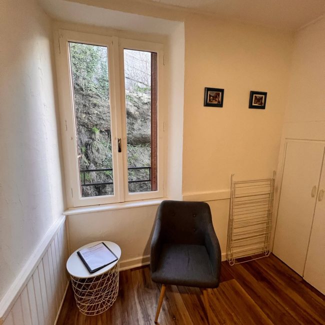 espace-lecture-appartement-location-court-sejour-la-bourboule