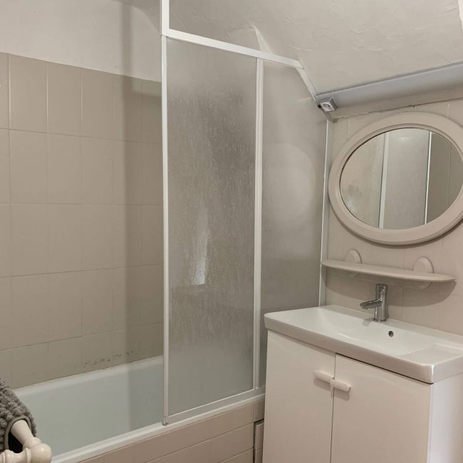 salle-de-bain-dans-grand-appartement-a-louer-sejour-la-bourboule