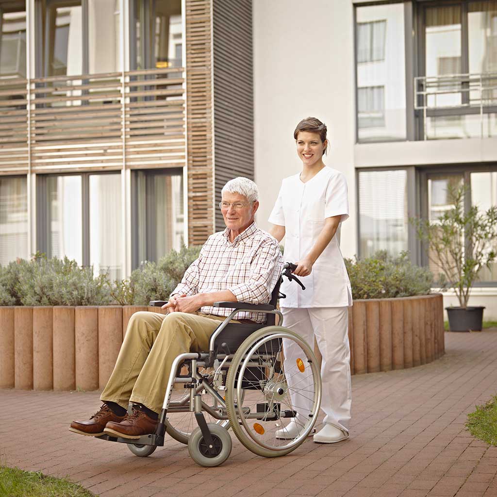 Comment financer une maison de retraite en vendant son bien immobilier ?